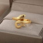 Adoptez Le Style Avec Notre élégante Bague Serpent Dorée!