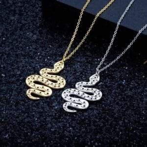 Affirmez Votre Personnalité Audacieuse Avec Notre Collier Serpent Doré!