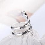 Affirmez Votre Style Avec La Bague Serpent Moderne Et Audacieuse!