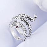 Affirmez Votre Style Avec La Bague Serpent Moderne Et Audacieuse!