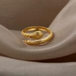 Bague Serpent Dorée: L’élégance Intemporelle à Votre Doigt!