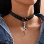 Collier Cuir Serpent: Affirmez Votre Style Rock Audacieux!
