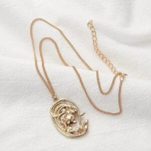 Collier Serpent Doré : Portez La Puissance De Méduse ! 3 Collier Serpent Doré: Portez La Puissance De Méduse!