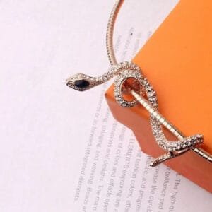 Collier Serpent En Acier Inoxydable : élégance Et Ambition Au Poignet 2 Collier Serpent En Acier Inoxydable: élégance Et Ambition Au Poignet