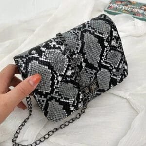 Découvrez Le Magnifique Sac Bandoulière Serpent Noir Et Blanc!