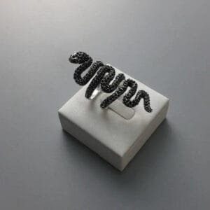 élégance Mystérieuse: Bague Serpent Zirconium Noir à Porter!