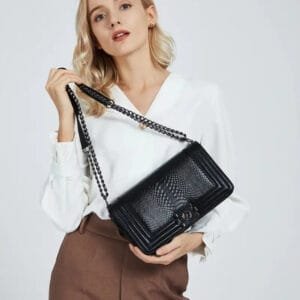 élevez Votre Style Avec Le Sac Serpent Python Noir Irrésistible!