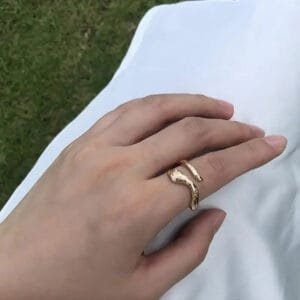 Embrassez L’avenir Avec La Bague Serpent Vintage Dorée!