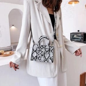 Sublimez Votre Look Avec Le Sac à Main Serpent Blanc élégant ! 2 Sublimez Votre Look Avec Le Sac à Main Serpent Blanc élégant!
