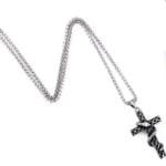 Sublimez Votre Style Avec Le Pendentif Croix Serpent Tendance!