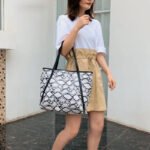 Transformez Votre Style Avec Le Sac Cabas Serpent Chic Et Pratique!