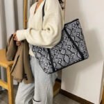 Transformez Votre Style Avec Le Sac Cabas Serpent Chic Et Pratique!